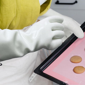 HOLDZERO oven gloves are easy to clean and quick to dry after use.