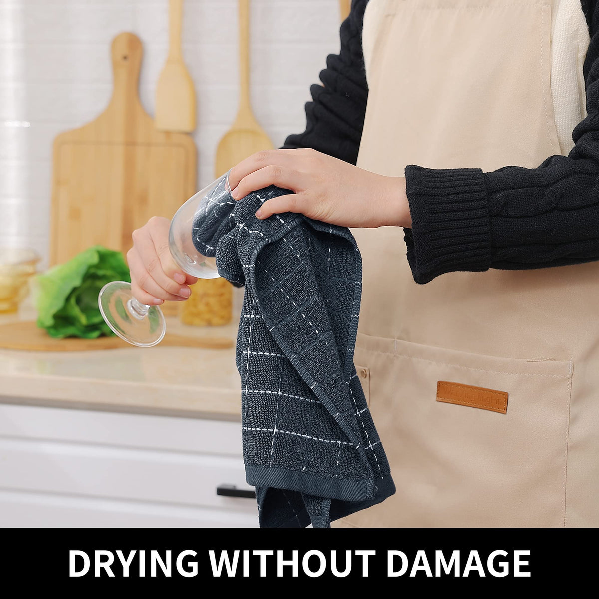 Homaxy absorbent towels in action absorb spills quickly without streaks.