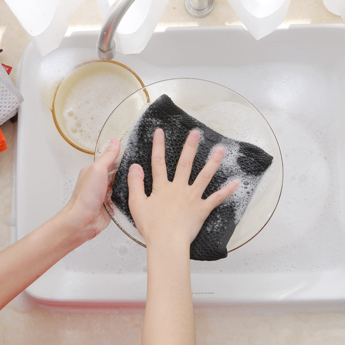 Homaxy dishcloth softens with washing, enhancing gentleness on cookware