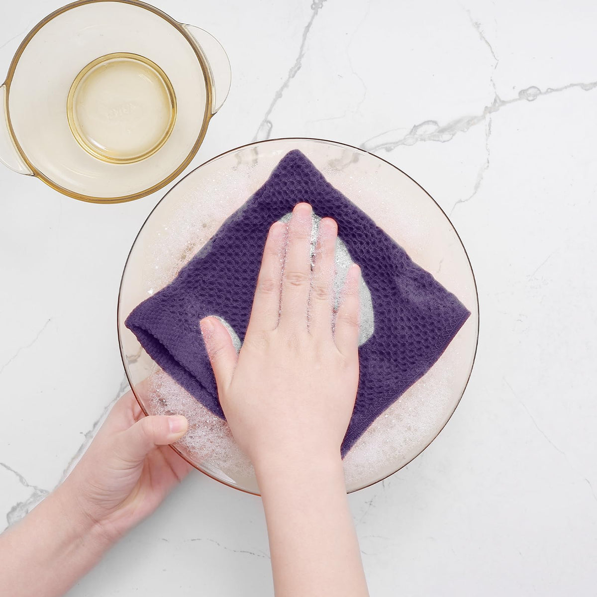 Homaxy eggplant dishcloth in action for fast drying of cookware