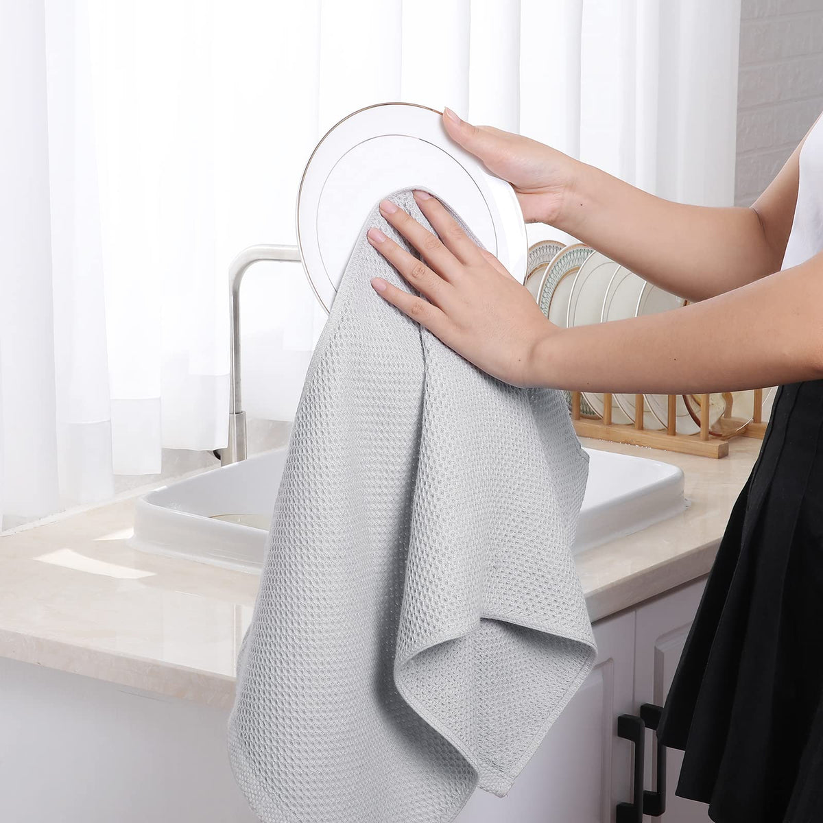 Homaxy versatile kitchen towels showing multi-use readiness on countertops and cookware