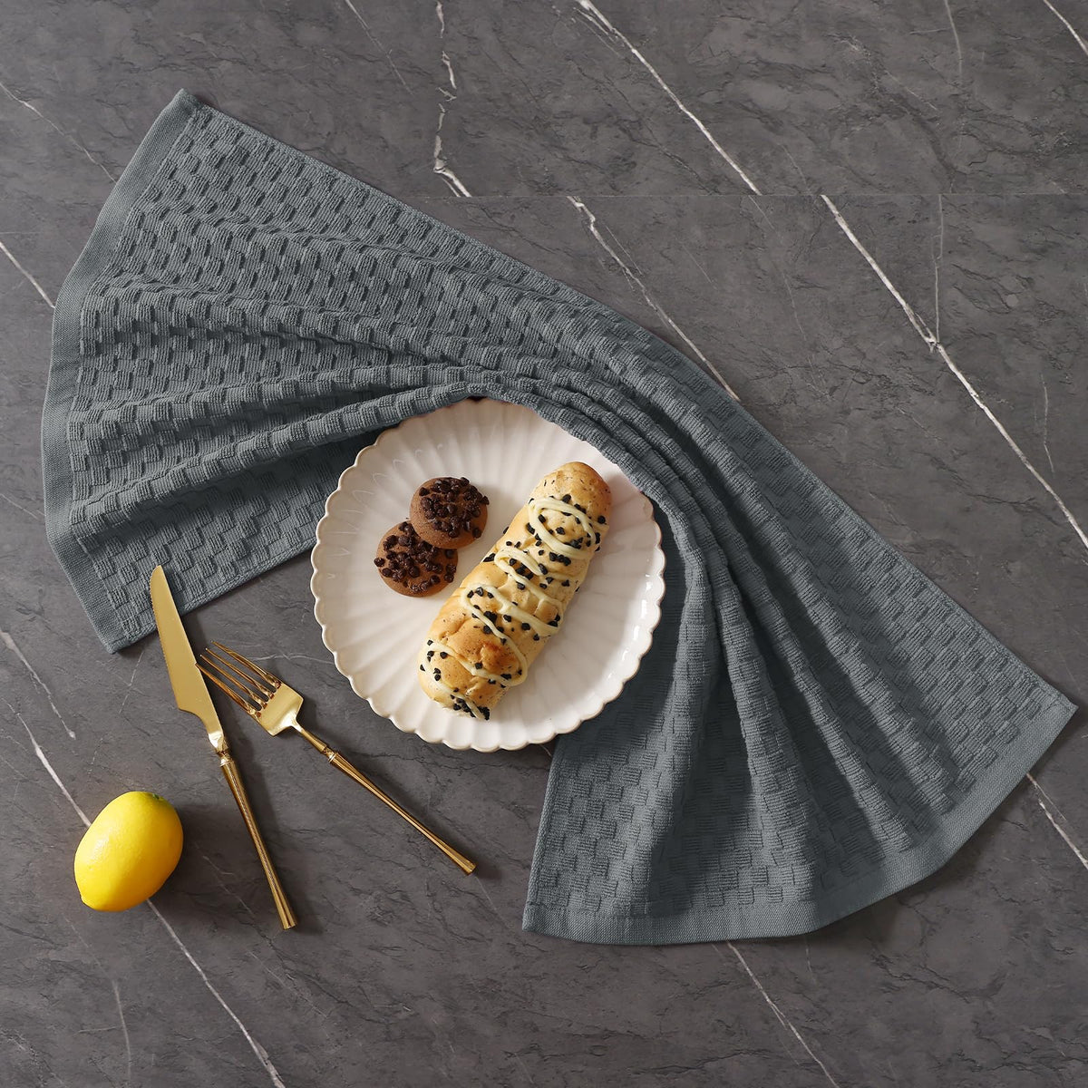 Homaxy machine-washable towel fabric shown ready for cold-water care.