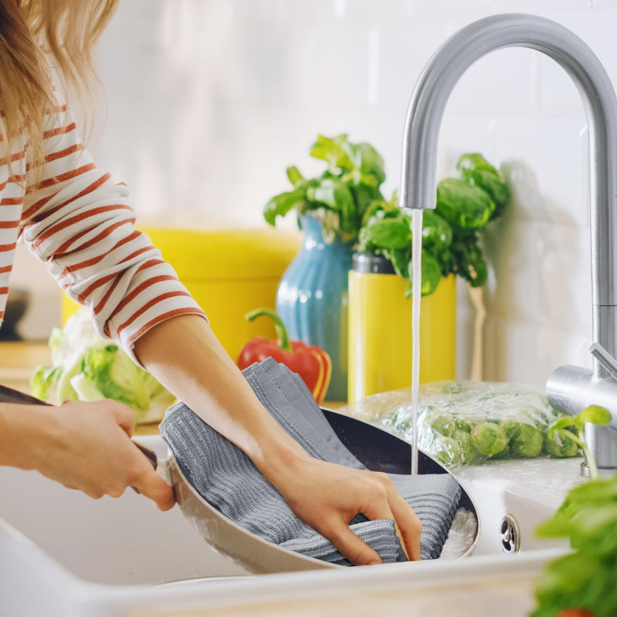 Homaxy Premium Kitchen Towels close-up on cotton fibers for durable, lint-free cleaning