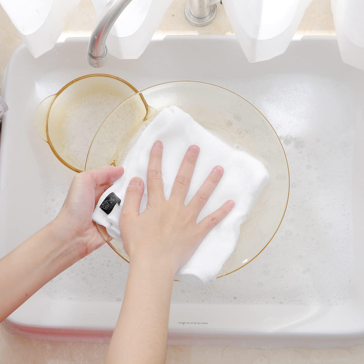 Homaxy towel softly contact with a nonstick pan to protect surfaces.