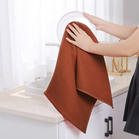 Homaxy waffle towel dries dishes and wipes spills with absorbent precision.