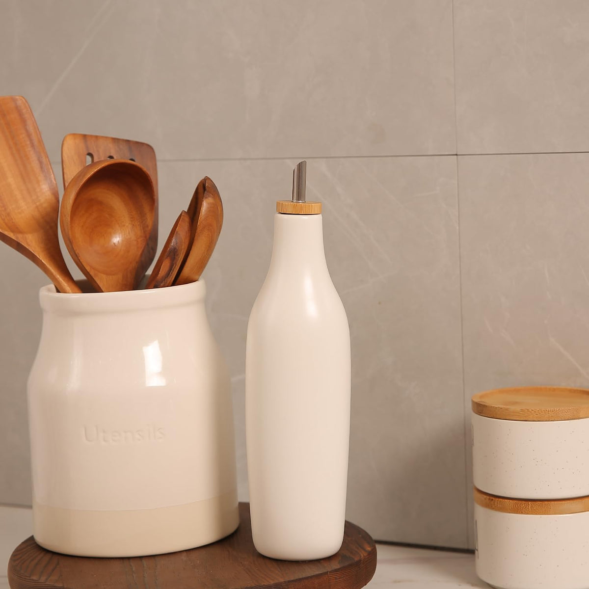 HOMCDALY dishwasher-safe oil dispenser simplifies cleanup after cooking.