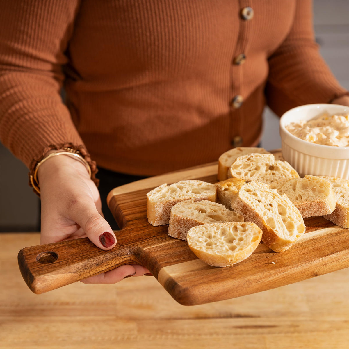 Home Beets slip-resistant handle enables safe transfer from counter to table.