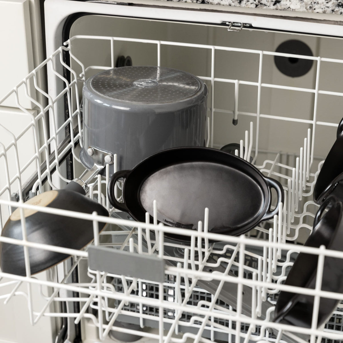 Home Beets gift-ready kitchen dishes, perfect for housewarmings and gatherings.