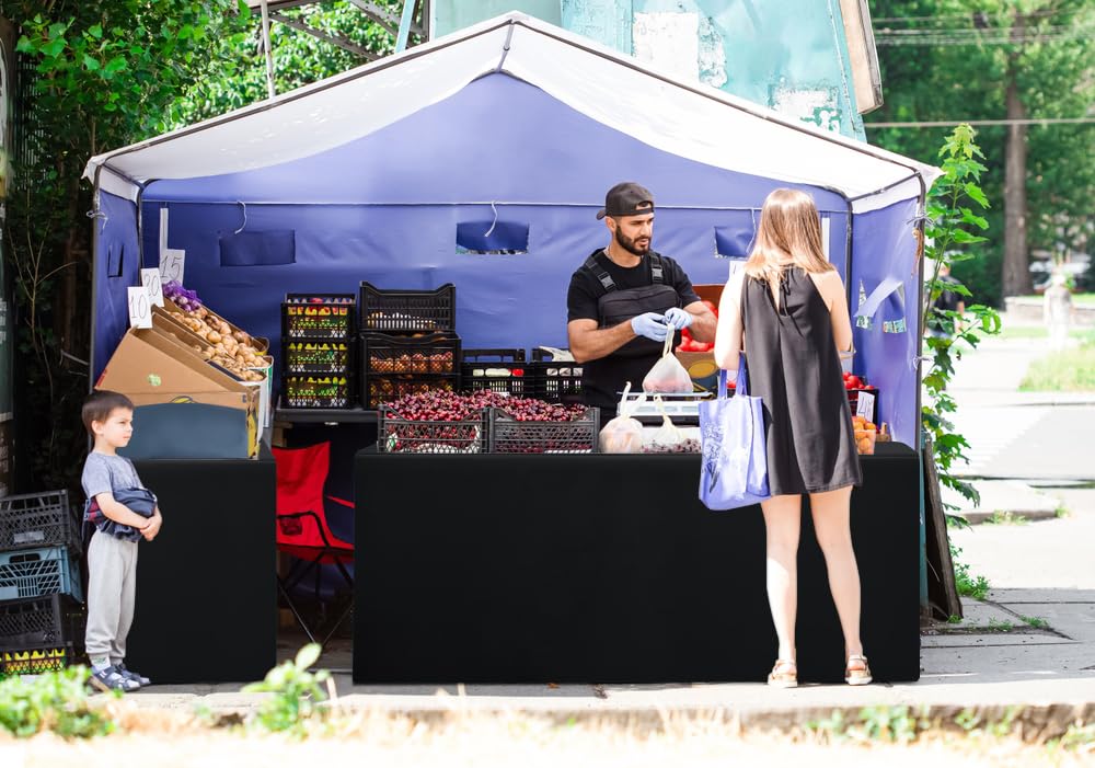 Homing outdoor event uses the tablecloth to protect surfaces from spills