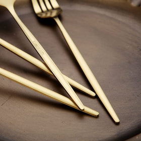 HOMQUEN matt gold forks balance comfort with timeless kitchen aesthetics