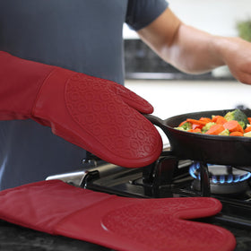 HOMWE Empire Red mitt blends style with practical kitchen protection.