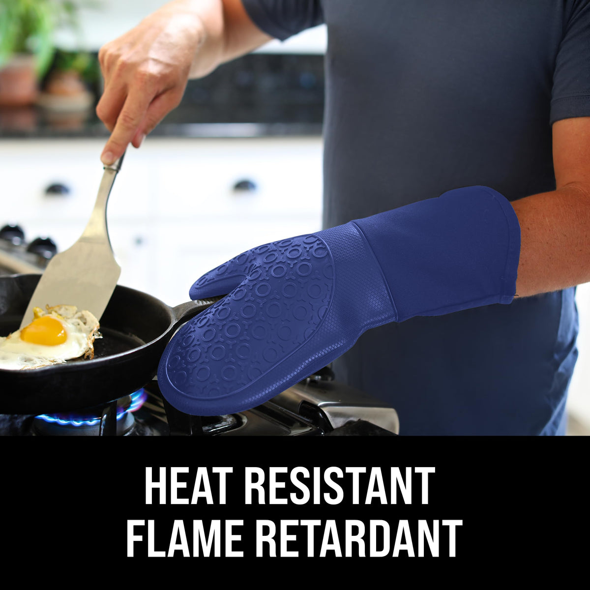 HOMWE oven mitt with extended wrist coverage for added safety.
