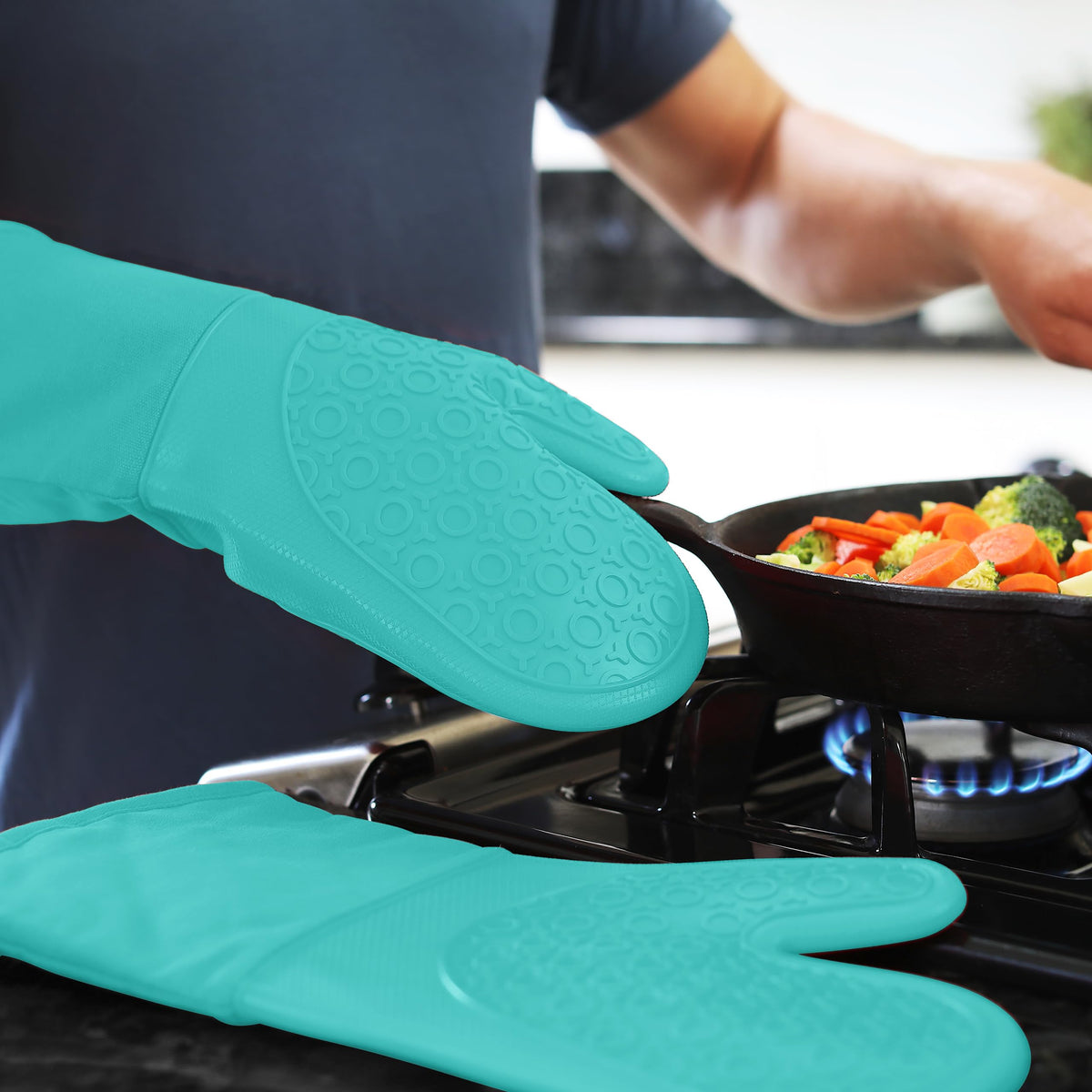 HOMWE turquoise silicone oven mitt close-up showing flexible grip for easy handling