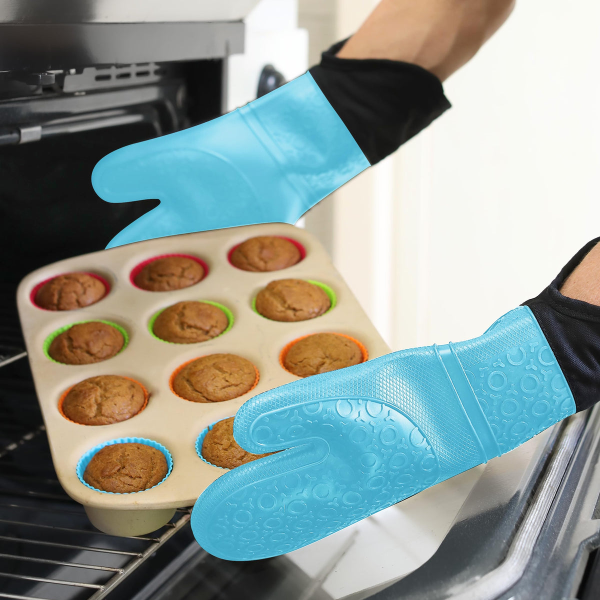 HOMWE grill-friendly non-slip oven mitts ensure secure handling outdoors.
