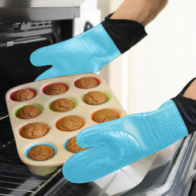 HOMWE grill-friendly non-slip oven mitts ensure secure handling outdoors.