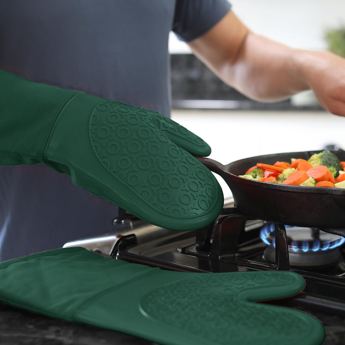 HOMWE heat-resistant mitt secures hot pot handles with steady grip