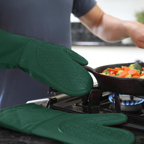 HOMWE heat-resistant mitt secures hot pot handles with steady grip