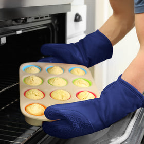 HOMWE flexible silicone design for easy maneuvering of hot items.