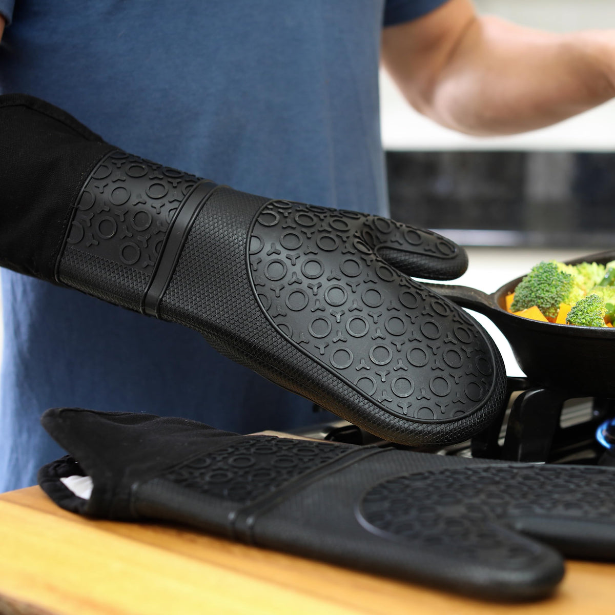HOMWE oven mitt provides flexible protection for handling hot cookware safely.