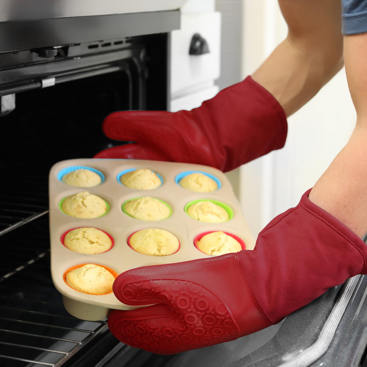 HOMWE oven mitt with hanging loop for simple storage.