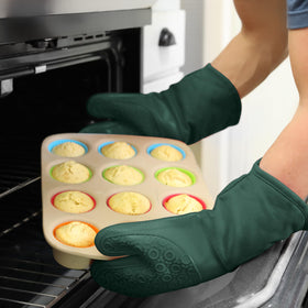 HOMWE oven mitt offers flexible design for comfortable kitchen use