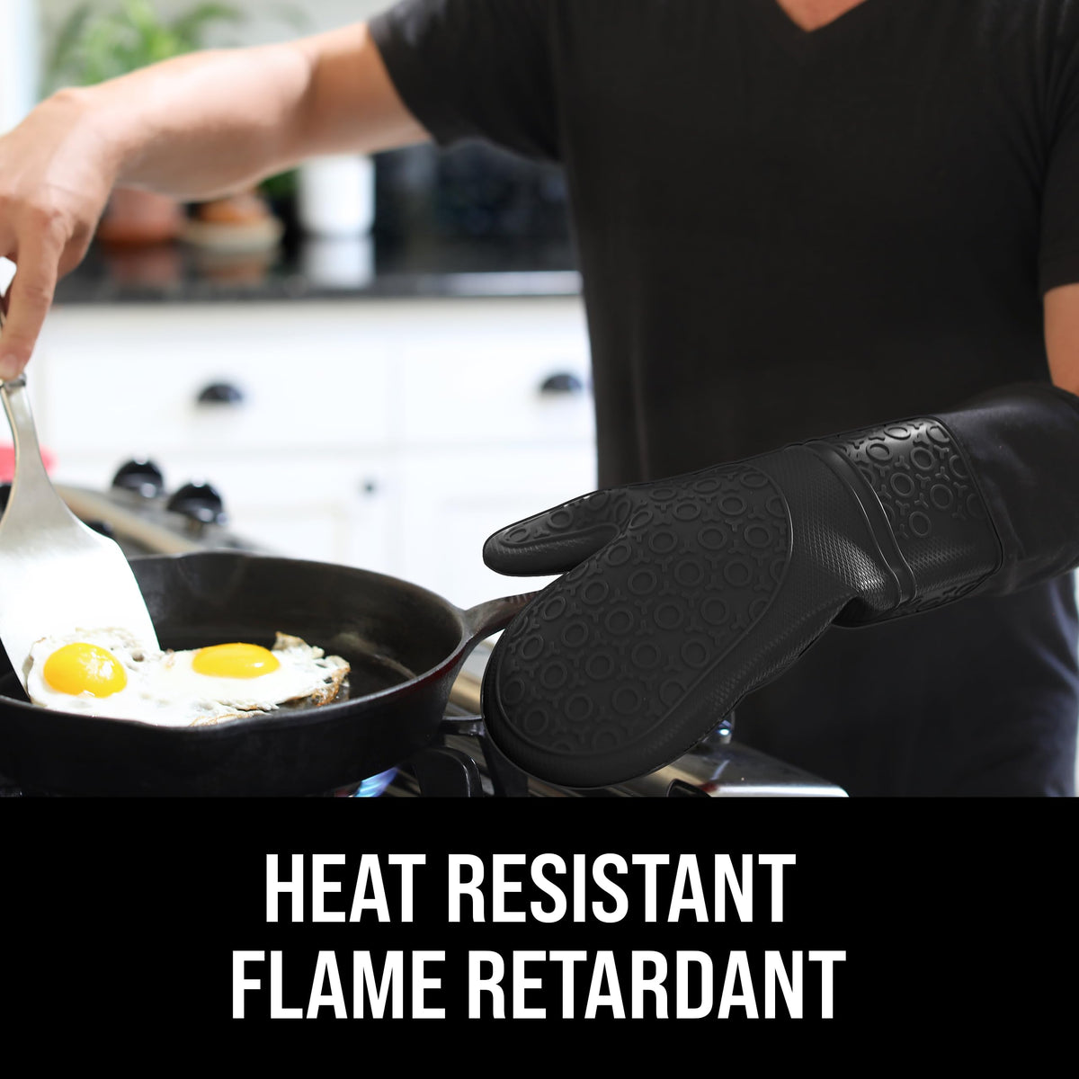 HOMWE oven mitt features a non-slip textured palm for secure gripping.