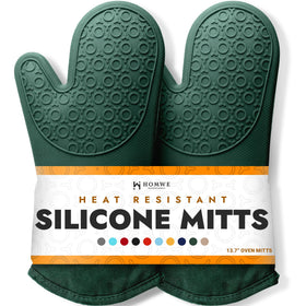 HOMWE silicone oven mitt highlighting heat resistance for safe hot-pot handling