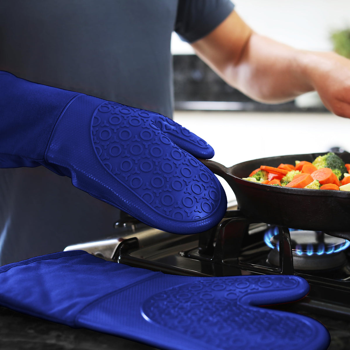 HOMWE versatile kitchen mitt for indoor and outdoor cooking.