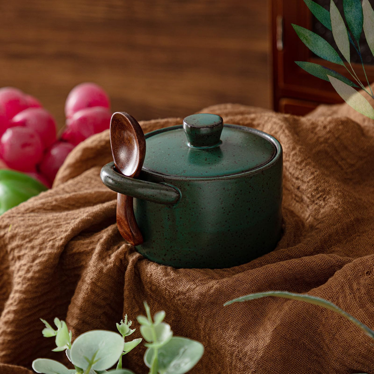Honeydak wooden lid and spoon pairing enhances grip and mess-free serving.