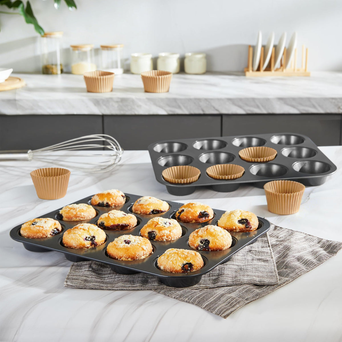 Hongbake 2-pack muffin pans cover muffins, cupcakes, and more.