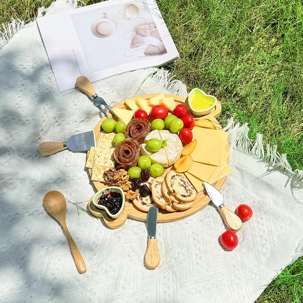 Hongsane board makes a gift-ready housewarming or wedding present.