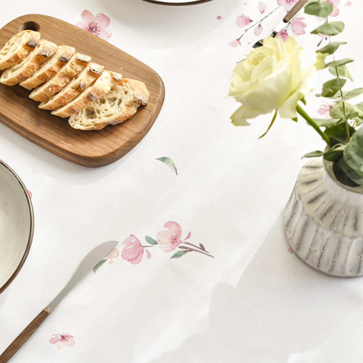 Horaldaily tablecloth fits 36×60 to 48×72 inch tables for 4–8 guests.