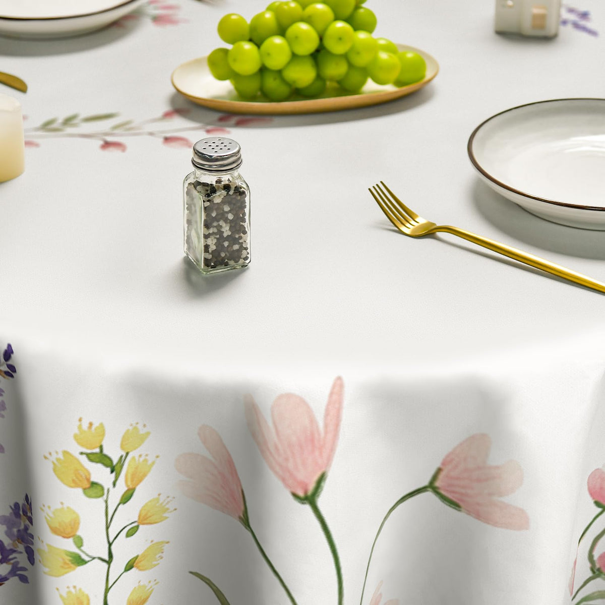 Horaldaily party-ready tablecloth ideal for picnics and dinners.