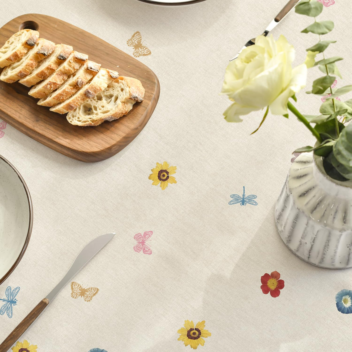Horaldaily Spring tablecloth set up for a party dining scene