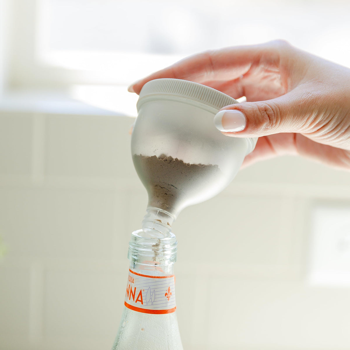 HOSHI HEALTH semi-transparent 150 ml container shows powder level at a glance