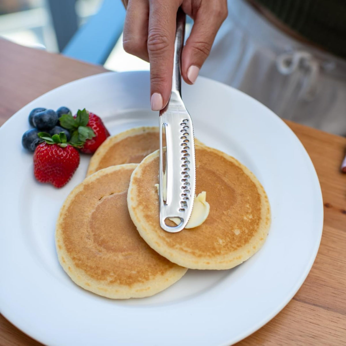 Houseify READY BUTTER PRO knife measures six inches for balanced handling.