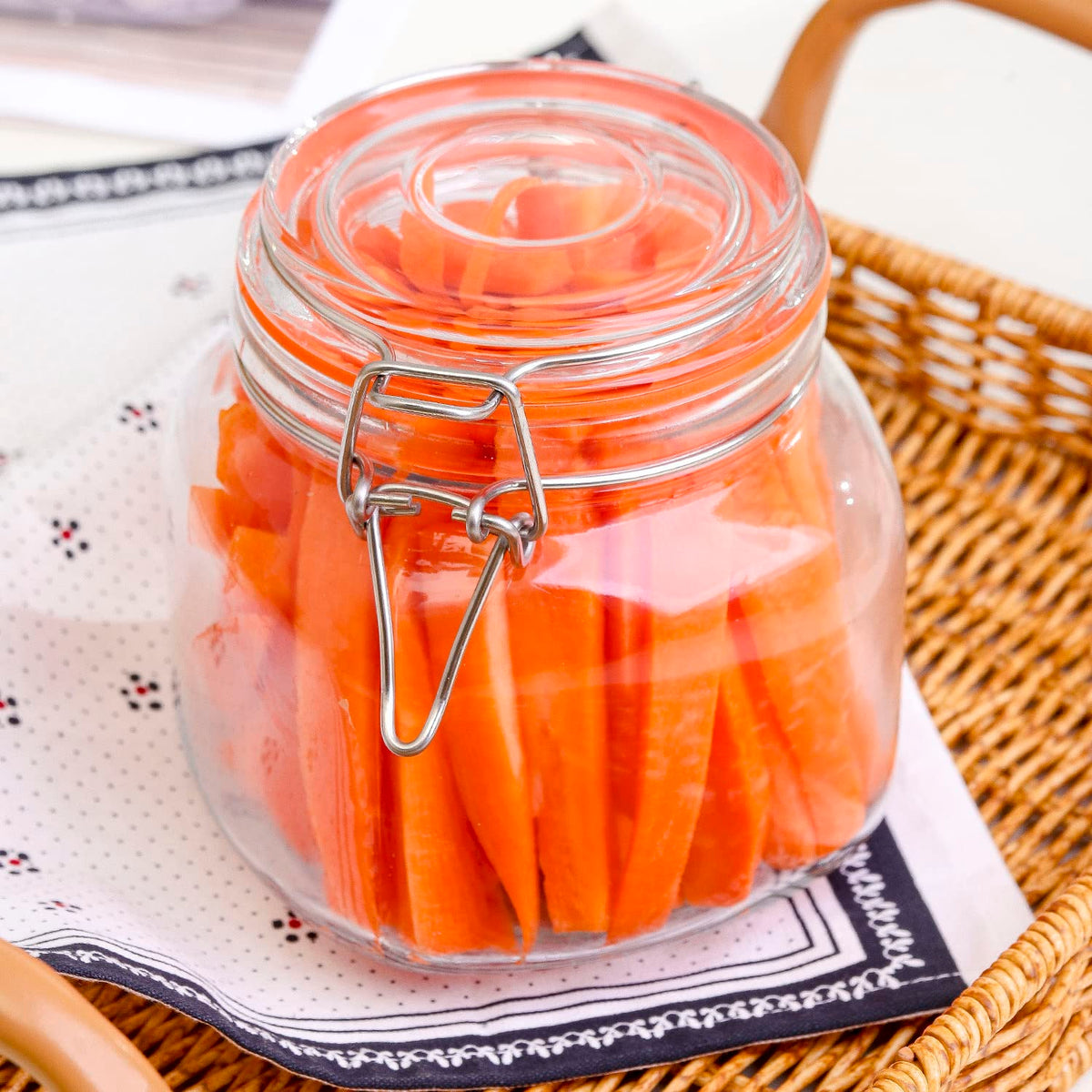 Hovico transparent glass allows quick ingredient checks.