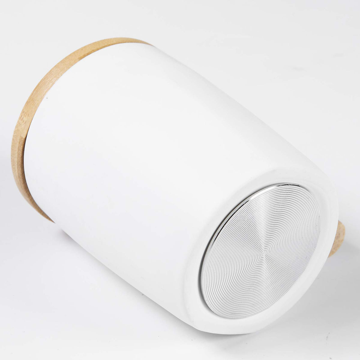 HOWAY wooden lid traps aroma and steam to keep drinks warm.