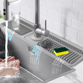 Hugro Tarfive splash guard with 7-degree slope directing water into the sink