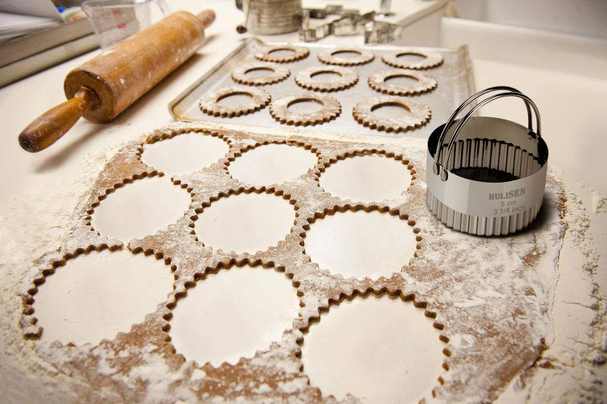 HULISEN Wave 2 3/4 inch cutter for versatile baking rounds.
