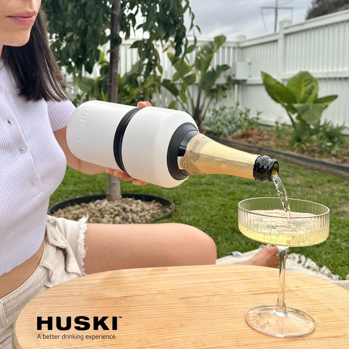 Huski Wine Chiller stay-dry exterior keeps hands and surfaces clean.