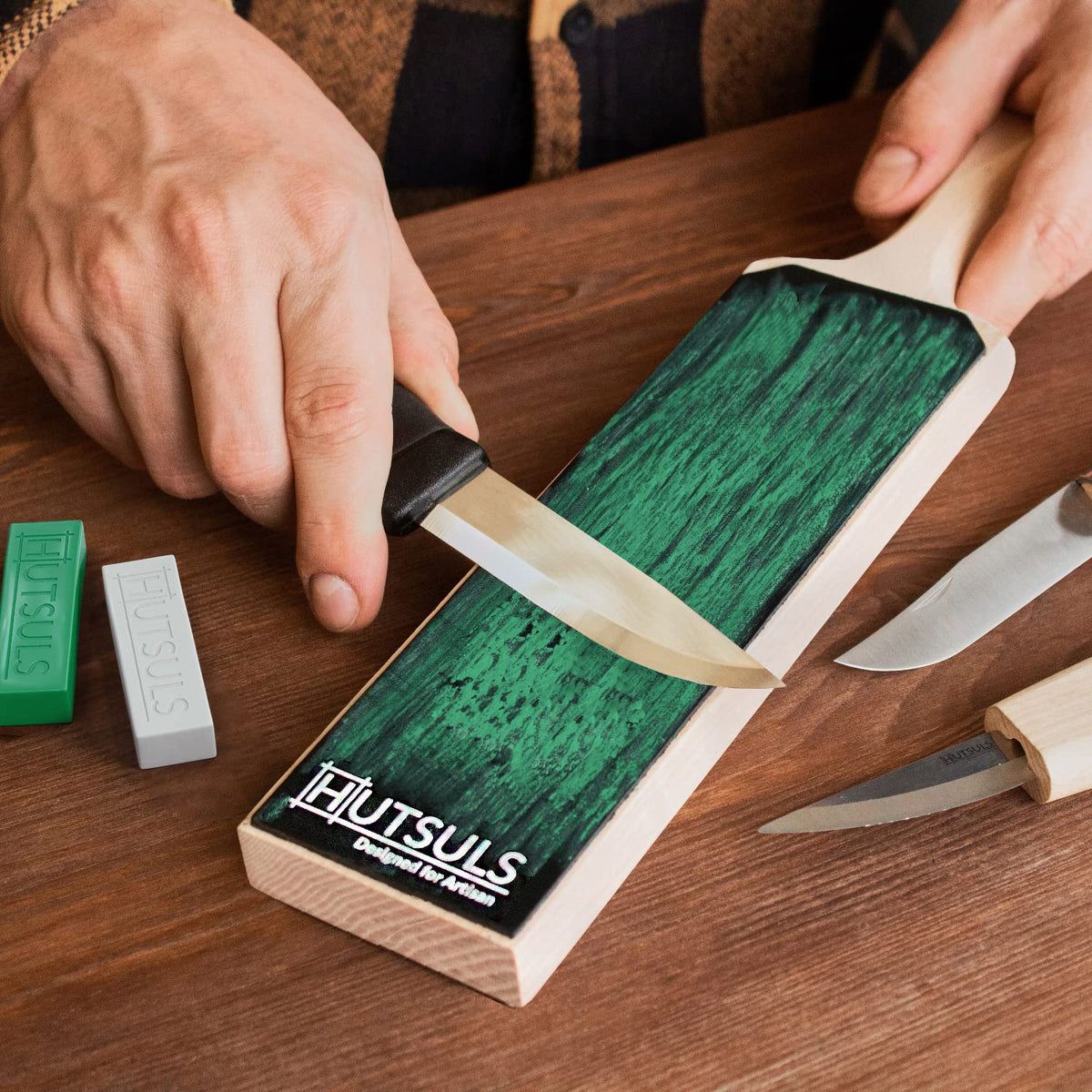 Hutsuls ashwood base keeps the strop steady during use