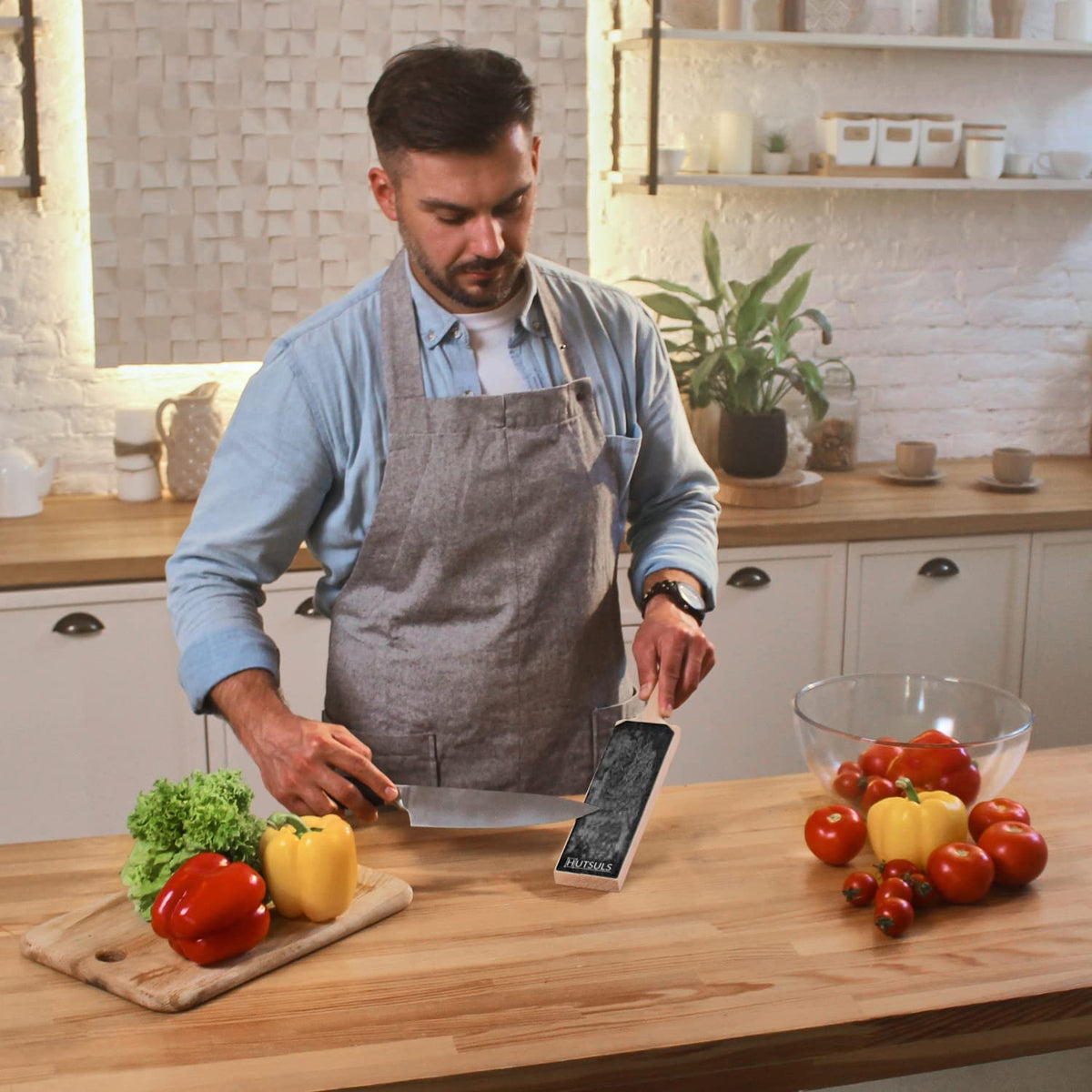 Hutsuls ergonomic handle ensures comfortable grip while sharpening