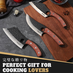 Huusk three-knife lay-out highlights versatile blades for meat, vegetables, and precision cuts.