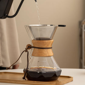 HYAXGM diamond-pattern base supports a steady, drip-free pour.