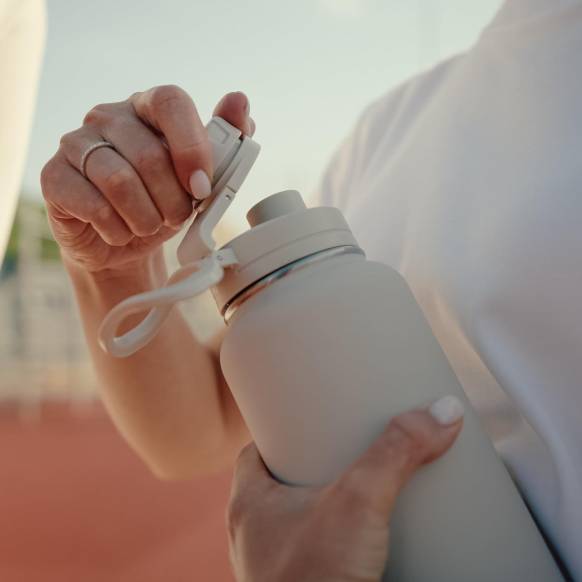 Hydrapeak 32oz bottle held in hand, ready for workouts.