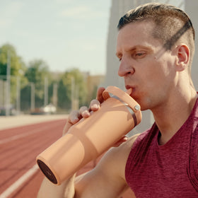 Hydrapeak Nomad 32 oz tumbler outdoors, perfect for workouts and errands