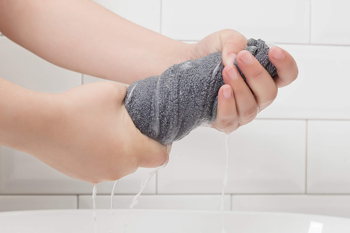 HYER KITCHEN plush microfiber towel demonstrating absorbent performance