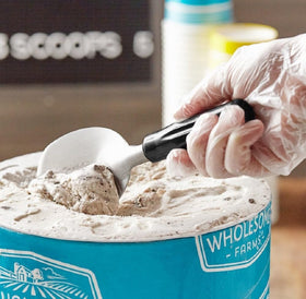 i Kito ice cream spade non-slip handle in use for comfortable scooping