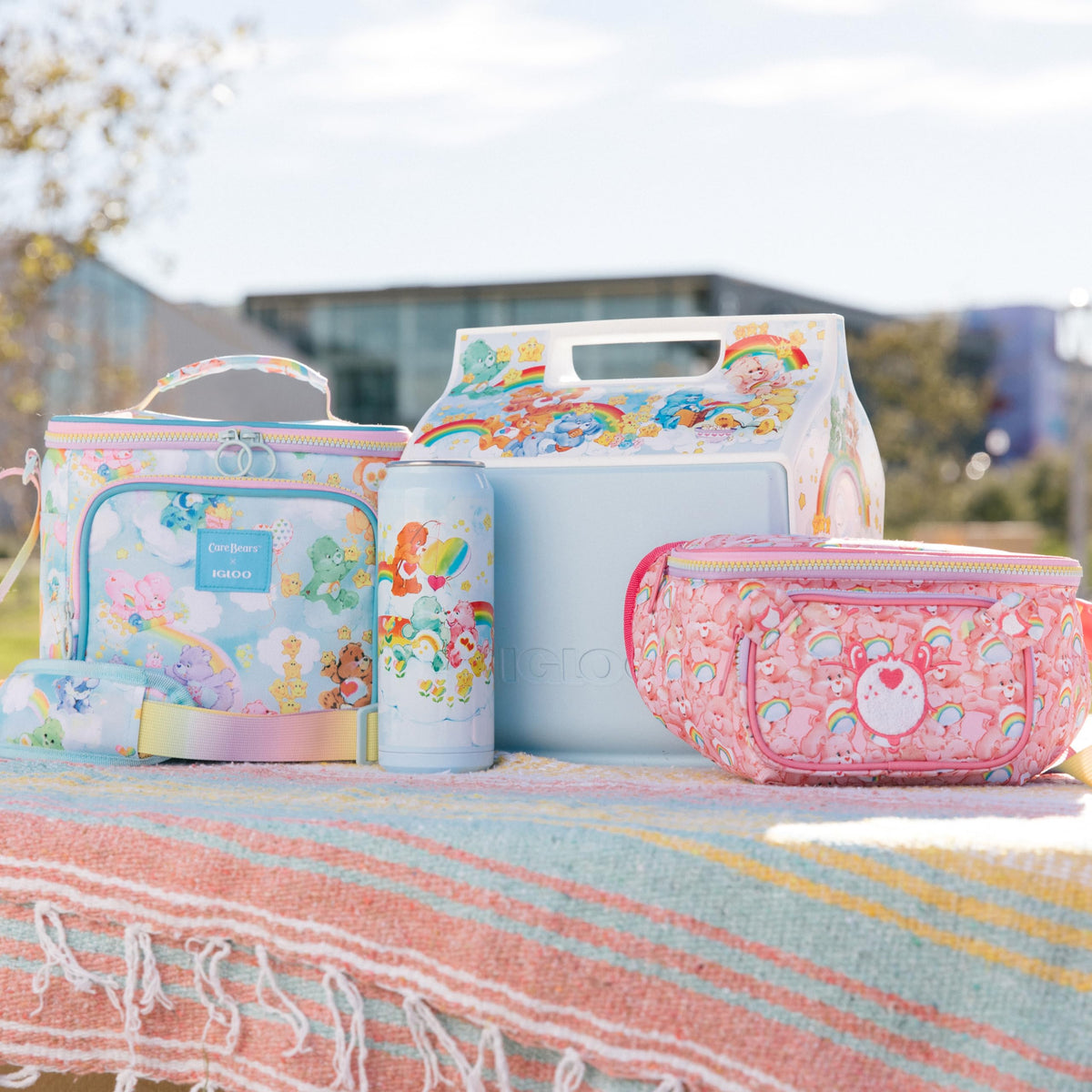 Igloo 600d-polyester-exterior withstands daily wear.